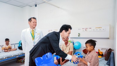 Ông Trần Hùng Huy, Chủ tịch ACB trực tiếp đến thăm hỏi, động viên và trao quà cho các bệnh nhi tại giường bệnh.