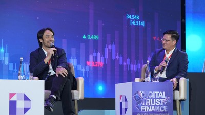 Ông Trần Công Quỳnh Lân, Phó Tổng giám đốc VietinBank thảo luận với ông Thái Trí Hùng, Phó Tổng giám đốc phụ trách Trung tâm Công nghệ thông tin, Kl994 game bài casino hấp dẫn công nghệ Kl991.com nạp rút nhanh MoMo 
