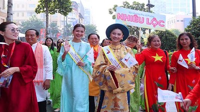 Sắc áo dài rực rỡ ở trung tâm TP.HCM chào mừng ngày 8/3 