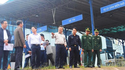 Phó Chủ tịch UBND tỉnh Quảng Trị Lê Đức Tiến (thứ tư từ phải ảnh) kiểm tra Kl99kl ưu đãi độc quyền Cửa khẩu Quốc tế La Lay