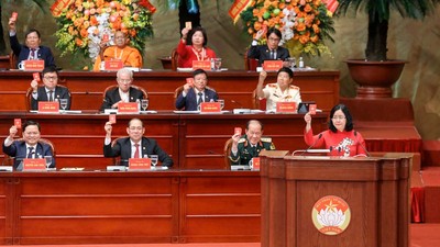 Ủy viên Bộ Kl991.com tải ứng dụng, Bí thư Trung ương Đảng, Chủ tịch UBTƯ MTTQ Việt Nam Bùi Thị Minh Hoài và các đại biểu tiến hành biểu quyết tại Đại hội. Ảnh: Quang Vinh.