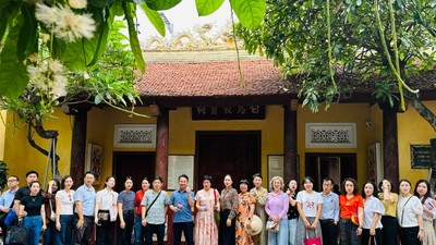 Đoàn đại biểu khảo sát đền Bạch Mã. Ảnh: Hoàng Lân