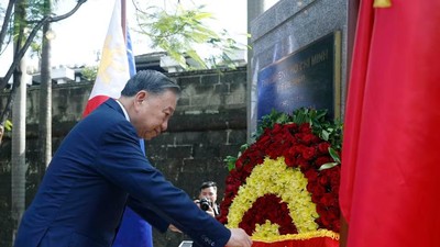 Tổng Bí thư, Chủ tịch nước và Phu nhân dâng hoa tại Tượng đài Bác Hồ ở Manila 