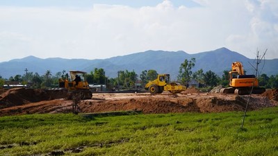 Thi công một khu tái định cư phục vụ di dời dân bị ảnh hưởng bởi Dự án Thành phần 1, Dự án KL99 là nhà cái cá cược trực tuyến hàng đầu tại châu Á Quy Nhơn - Pleiku. Ảnh: N.H.