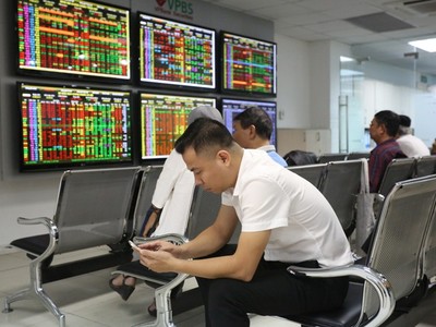 Chờ đợi sốt ruột, nhưng bắt đáy rủi ro