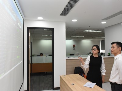 Đến 30/8, vốn hóa trên HOSE tăng gần 16%, giá trị giao dịch bình quân giảm hơn 28%