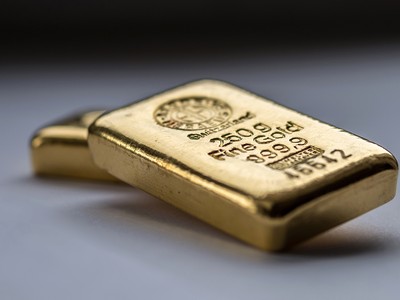 Giá vàng hôm nay ngày 5/5: Vàng giảm mạnh hơn 100 USD/ounce