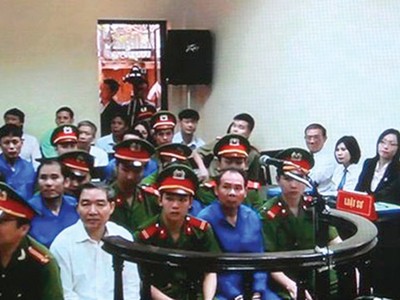 Dương Chí Dũng (áo trắng) và các bị cáo tại phiên tòa phúc thẩm