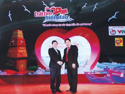 Phó thủ tướng Kl993 ưu đãi thưởng hấp dẫn Phạm Bình Minh chúc mừng doanh nhân Bùi Tùng Mậu trong Chương trình giao lưu “Trái tim biển đảo” tại Nhà hát lớn Hà Nội (10/3/2014)