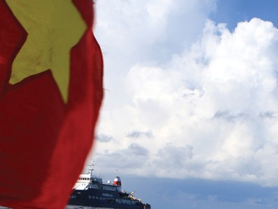 Phía sau những người lính giữ biển, giữ đảo là triệu triệu trái tim Việt Nam cùng chung nhịp đập - Ảnh: Trung Hiếu