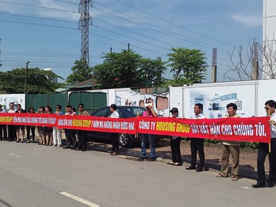 Khách hàng giăng biểu ngữ tố cáo Housing Group tại Dự án Khu nhà ở Kl992 VIP Trang Chủ 2026 