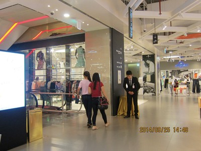 TTTM Lotte Center Hà Nội đi vào hoạt động đem lại nhiều vẻ khác biệt, nhất là cung cách đón tiếp khách hàng. (Trong ảnh, “lễ tân cầu thang” cúi chào tất cả khách hàng đến và đi).
