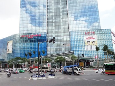 Dự án Lotte Center vẫn còn trống khoảng 70% diện văn phòng cho thuê - Ảnh: Hoài Nam
