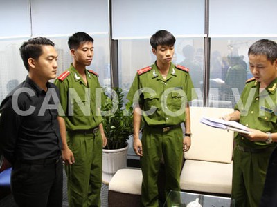 Đối tượng Phạm Kiện Trung (áo đen) nghe đọc lệnh bắt khẩn cấp
(Ảnh: CAND)