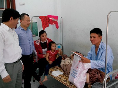 Ông Nguyễn Thịnh, Chủ tịch công đoàn PJICO và ông Lê Quang Trung thăm hỏi nạn nhân hôm 28/3