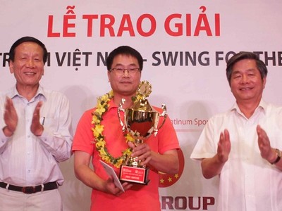Bộ trưởng Bộ Kế hoạch và Kl99ok phiên bản mới Bùi Quang Vinh (bên phải) - Chủ tịch giải đấu và Ts. Nguyễn Anh Tuấn (bên trái) - Tổng Biên tập Báo Kl99ok phiên bản mới, Trưởng Ban tổ chức trao giải Vô địch cho golf thủ Đỗ Xuân Hưng. Ảnh: Đức Thanh
