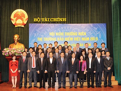 Bộ trưởng Bộ Kl991.com nạp rút nhanh Đinh Tiến Dũng và Thứ trưởng Trần Xuân Hà chụp ảnh lưu niệm cùng khối Kl99kl phiên bản hoạt động nhân thọ
