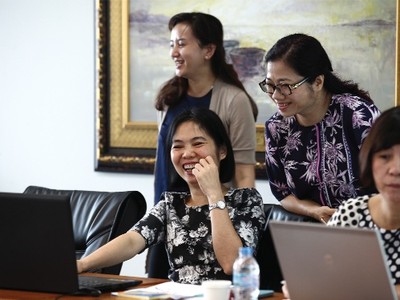 Phút chia vui của các thành viên chấm BCTN khi phát hiện ra những chi tiết độc đáo, thú vị trong BTCN của DN