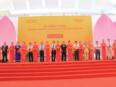 Đại diện nhà Kl99ok phiên bản mới và đại biểu cắt băng khánh thành Nhà máy Tôn Hoa Sen Nghệ An tại KCN Nam Cấm