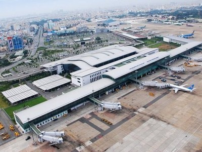 Cảng hàng không quốc tế Tân Sơn Nhất hiện có 2 đường cất hạ cánh