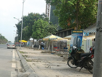 Chân Dự án Gemek Tower biến thành khu “chợ” Web Tổng Nhà Cái 99Kl99 Giải Trí Bậc Nhất theo đúng nghĩa đen, với sự tham gia của 3 đơn vị phân phối và vài chục nhân viên bán hàng túc trực.