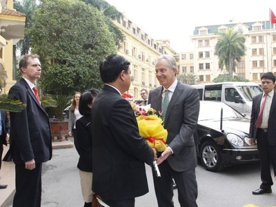 Bộ trưởng Bộ GTVT Đinh La Thăng đón cựu Thủ tướng Anh Tony Blair vào tháng 3/2015
 