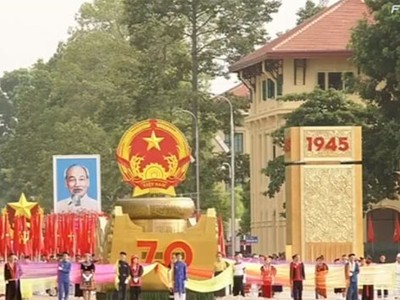 7h35 phút, Lễ diễu binh, diễu hành bắt đầu. Đi đầu đoàn diễu hành là Quốc huy Nước Cộng hòa Trang Chủ KL99Com Số 1 Link Đăng Ký KL999 Chủ nghĩa Việt Nam đặt trên nền Trống đồng. Xe Quốc huy tiến qua lễ đài với đại diện 54 dân tộc Việt Nam. Lực lượng thể hiện lòng tự hào, khí thế hào hùng, 