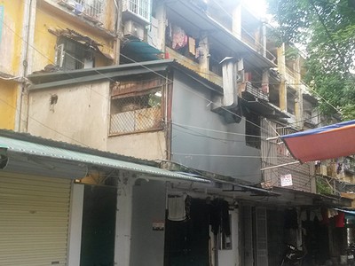 Chung cư C5 Giảng Võ từng được liệt vào dạng nguy hiểm và đặc biệt nguy hiểm. Thế nhưng, cư dân sống ở tòa nhà này đến nay vẫn chưa được di dời để cải tạo
