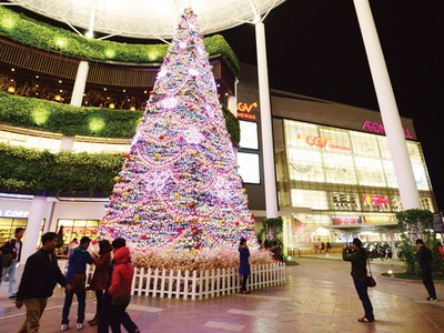 Cây thông Noel cao 15m tại Trung tâm Thương mại Aeon Mall Long Biên trang trí bằng đèn led, hoa sakura, trái châu... lung linh về đêm
