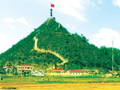 Cột cờ Lũng Cú - biểu tượng linh thiêng nơi mảnh đất địa đầu tổ quốc 