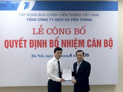 Ông Phạm Đức Long, Tổng giám đốc Kl994 game bài casino hấp dẫn VNPT (bên phải, áo đen) trao Quyết định bổ nhiệm cho ông Phạm Anh Tuấn (bên trái, áo trắng).