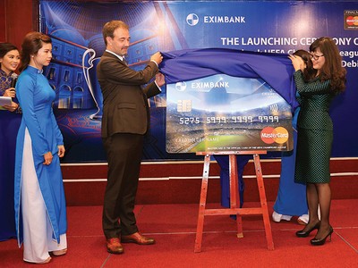 Bà Đinh Thị Thu Thảo - Phó tổng giám đốc Eximbank cùng ông Arn Vogels - Giám đốc Khu vực Đông Dương, MasterCard giới thiệu mô hình Thẻ tín dụng/Ghi nợ Eximbank UEFA Champions League MasterCard