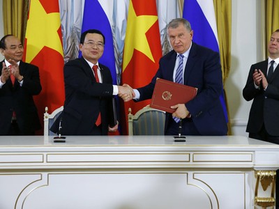 Ông Igor Sechin, Chủ tịch Hội đồng Điều hành Rosneft và ông Nguyễn Quốc Khánh trao đổi thoả thuận tại Lễ ký kết. Nguồn ảnh: Ria Novosti.