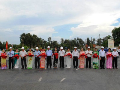 Đại diện UBND tỉnh Long An và nhà Kl99ok phiên bản mới PPI tiến hành gnhi thức cắt băng khánh thành