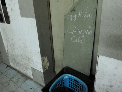 Cầu thang cảm giác mạnh tại Khu nhà tái định cư Đền Lừ. Ảnh: Dũng Minh