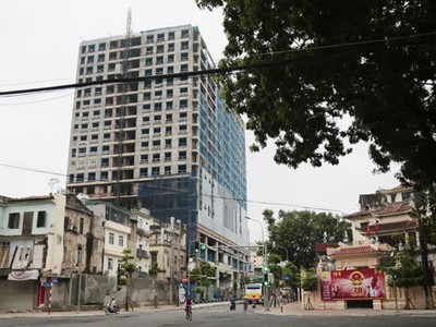 Đến thời điểm ngày 27/6, chủ Kl99ok phiên bản mới của dự án 8B Lê Trực vẫn chưa nộp tiền theo quy định, công tác cưỡng chế phá dỡ vẫn bị ngừng trệ nhiều ngày.
