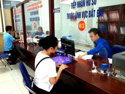 Văn phòng đăng ký đất đai Hà Nội đã xây dựng một biểu mẫu mới tích hợp 4 nội dung mà người dân có thể tải được trên mạng. Ngoài biểu mẫu còn có hướng dẫn để người dân có thể điền những nội dung trong biểu mẫu, trên website https://tnmtnd.hanoi.gov.vn