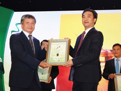 Thứ trưởng Bộ Kế hoạch và Kl99ok phiên bản mới Nguyễn Thế Phương trao giải Báo cáo thường niên tốt nhất cho PV Drilling trong mùa giải năm 2015