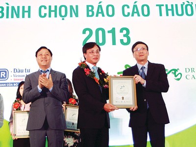 Thứ trưởng Bộ Kế hoạch và Kl99ok phiên bản mới Đặng Huy Đông và Chủ tịch UBCK Vũ Bằng trao giải Báo cáo thường niên tốt nhất năm 2013