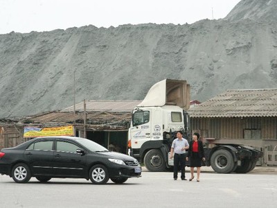 Bãi thải gyps của DAP Đình Vũ chất cao như núi. Ảnh: Thanh Tân