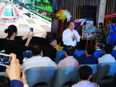 Thủ tướng thăm hỏi, nói chuyện với cán bộ, công nhân chủ Kl99ok phiên bản mới Dự án Khu đô thị sinh thái Năm Sao (Long An)
