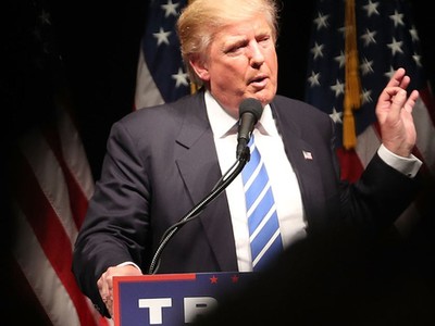 Trong khi Tổng thống Donald Trump ca ngợi một số nhà Kl994 nhà cái bóng đá world cup xe hơi, ông đã gay gắt chỉ trích những người còn lại. (Nguồn: Getty)