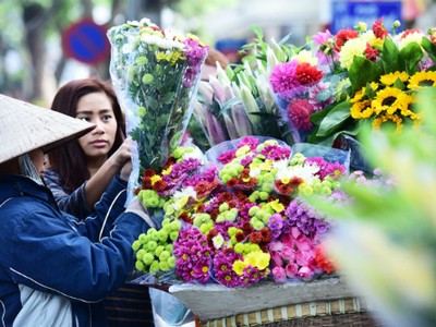 Thời tiết ở Hà Nội ngày cuối năm thuận lợi cho người dân trang hoàng nhà cửa. Ảnh: Giang Huy