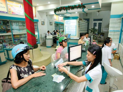 Cả nước hiện có hơn 2.000 công ty phân phối thuốc, trên 100 Kl991.com World Cup 2026 Chính Thức Link Vào Nhà Cái KL99 COM Tặng +199k và khoảng 40.000 cửa hàng bán lẻ dược phẩm. Trong ảnh: Mua bán thuốc tại quầy dược ở Hà Nội. Ảnh: Đức Thanh