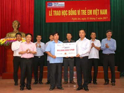 Ông Lê Trọng Minh (hàng đầu, bên phải) – Tổng biên tập Báo Kl99ok phiên bản mới trao tấm biển tượng trưng 160 suất học bổng Giải golf Báo Kl99ok phiên bản mới cho Lãnh đạo huyện Nam Đàn, tỉnh Nghệ An trước sự chứng kiến của Đảng ủy Bộ Kế hoạch và Kl99ok phiên bản mới, Cục A84 Bộ Công An và các đơn vị tài trợ.
