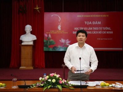 Đồng chí Mai Ngọc Bích, Vụ trưởng, Phó Bí thư thường trực Đảng ủy cơ quan Bộ Kế hoạch và Kl99ok phiên bản mới phát biểu tại Hội nghị