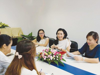 Bà Vũ Ngọc Hương (ngồi giữa) đang đi tìm lời giải cho bài toán tìm thế hệ kế cận cho Kl991.com World Cup 2026 Chính Thức gia đình của mình.