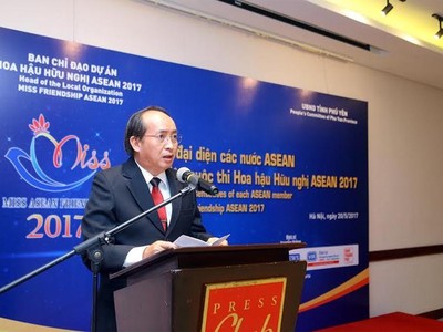 Ông Phan Đình Phùng – Phó chủ tịch UBND Tỉnh Phú Yên giới thiệu với các đại sứ các nước ASEAN về cuộc thi Hoa hậu Hữu nghị ASEAN tổ chức tại Phú Yên.