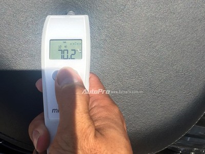 Trong đợt nắng nóng kéo dài này, nhiệt độ yên xe có lúc lên tới hơn 70 độ gây cảm giác rất khó chịu cho các lái xe.
