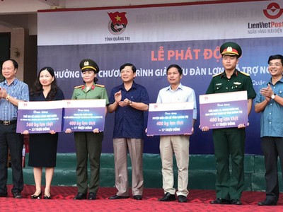 Ông Nguyễn Đình Thắng, Phó chủ tịch LienVietPostBank phát động chương trình tại Quảng Trị